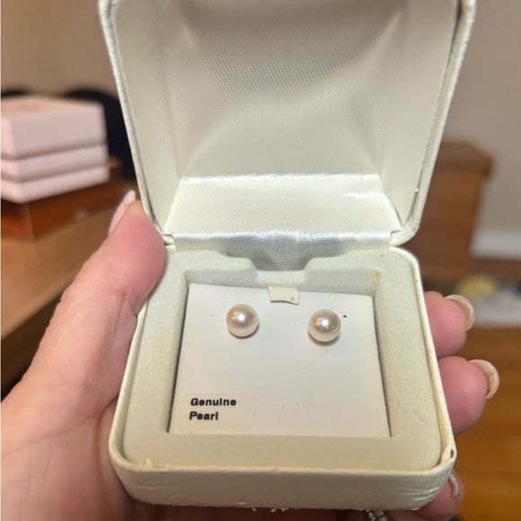 Jewelry - Elegant Pearl Stud Earrings